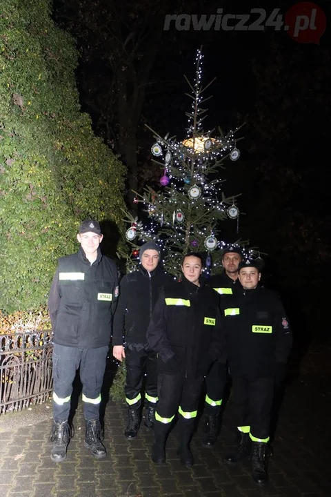 Mieszkańcy Hazów ubierali choinkę w Zielonej Wsi