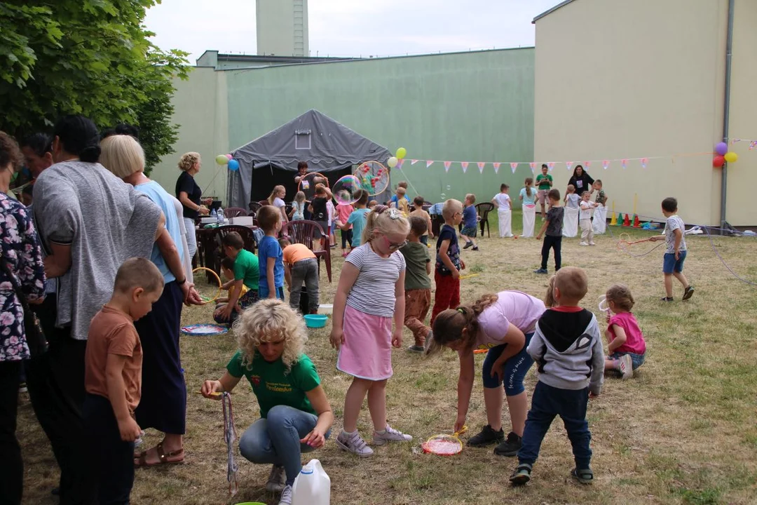 Przedszkolaki integrowały się z seniorami. Festyn na ulicy Zacisznej w Jarocinie