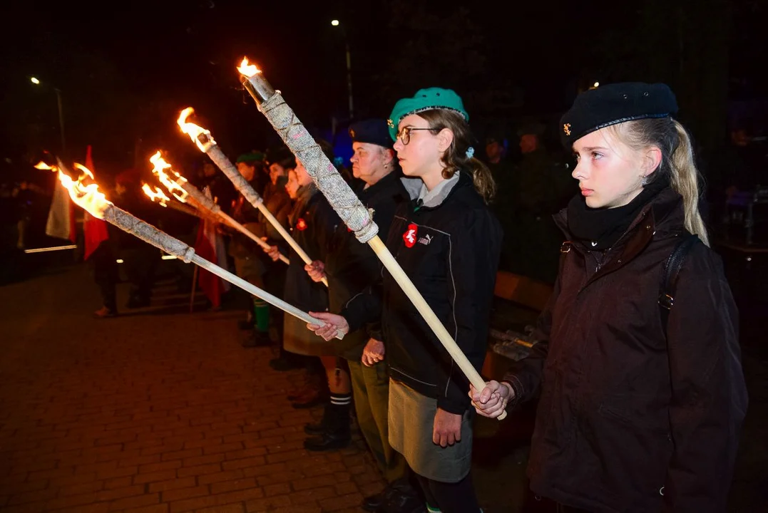 Obchody Święta Niepodległości w Jarocinie. Capstrzyk w parku mjr. Zbigniewa hr. Ostroroga-Gorzeńskiego