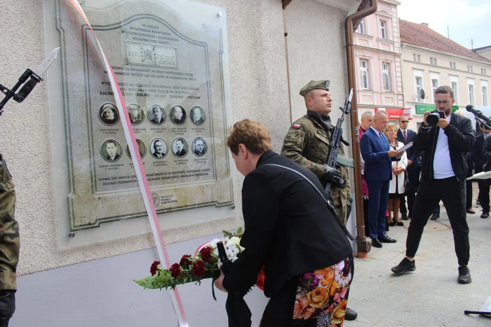 Jarocin. Odsłonięcie tablicy poświęconej kolporterom gazety konspiracyjnej "Dla Ciebie, Polsko" i koncert patriotyczny w JOK-u