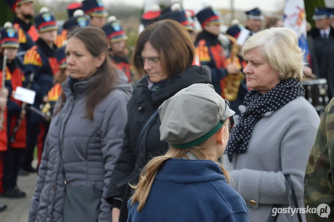 Przemarsz i uroczystości na cmentarzu w dniu 11 listopada w Krobi