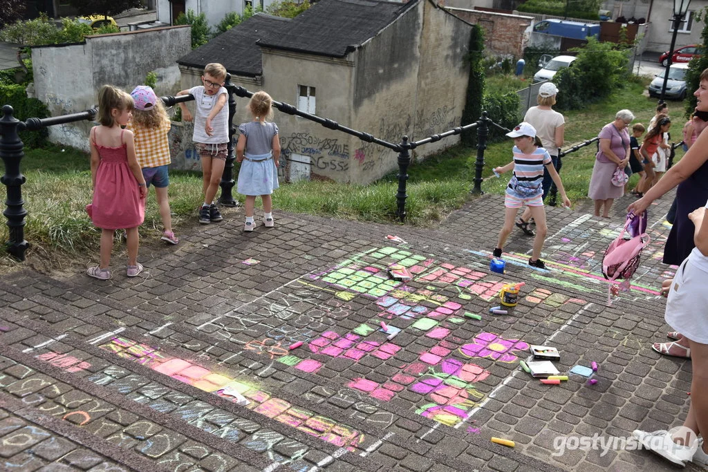 Dzieci z Gostynia malowały schody na Górę Zamkową