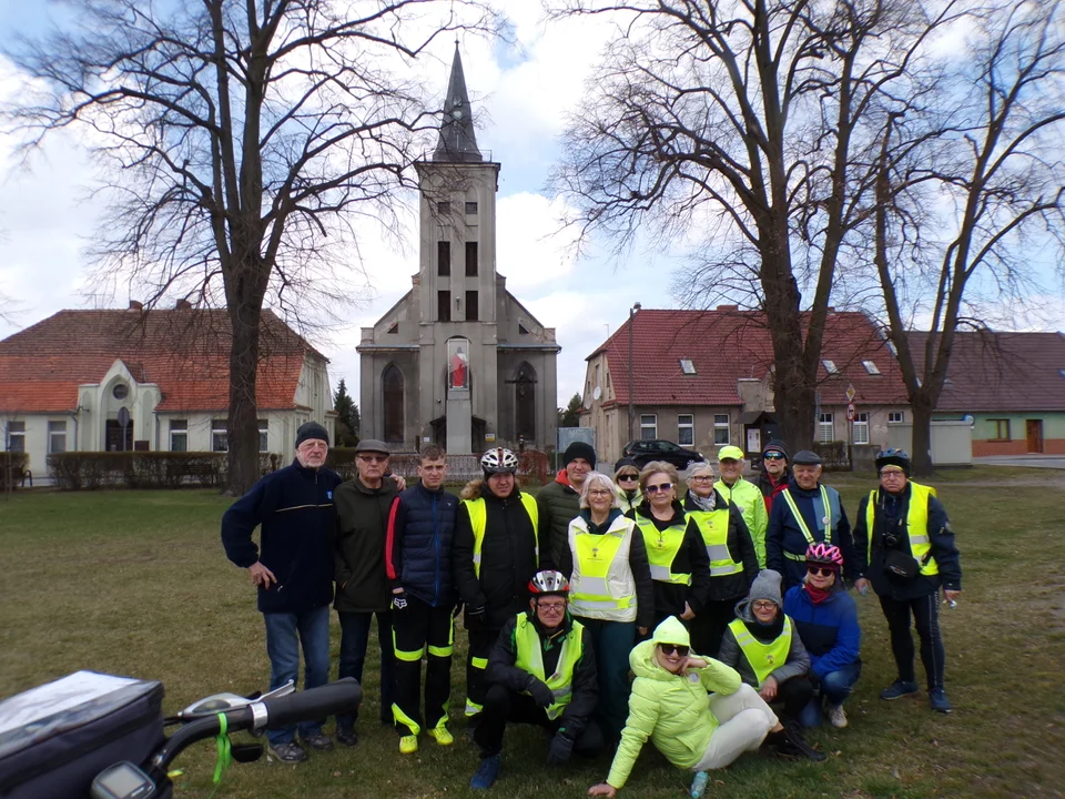 Topienie marzanny na sportowo. Turyści ruszyli w trasę i przywitali wiosnę