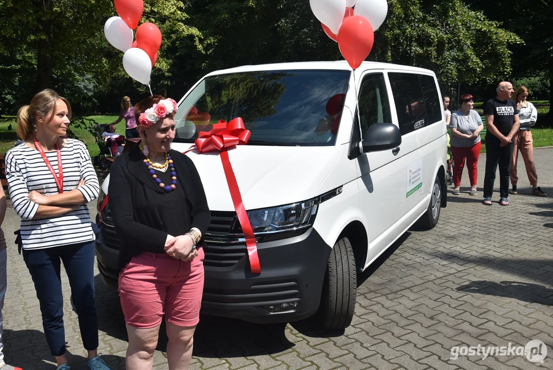 Przekazanie nowego samochodu dla DPS Chwałkowo