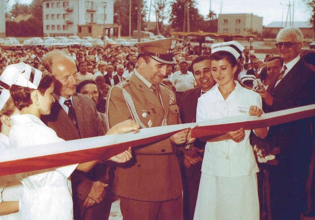 Wojewoda Kazimierz Buczma przecina wstęgę podczas otwarcia nowego szpitala.