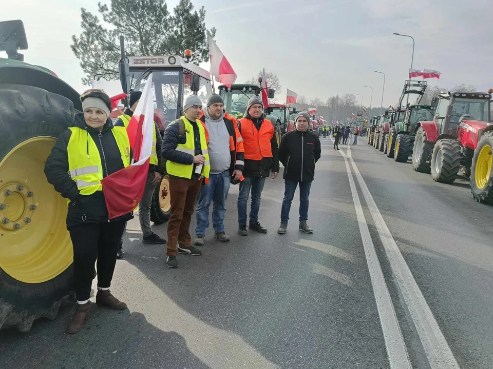 Rolnicy zablokowali drogę krajową nr 11 w Nowym Mieście. Jak wygląda sytuacja? - Zdjęcie główne