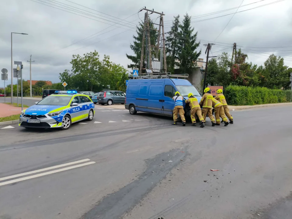 Zderzenie busa z samochodem osobowym na ul. Kobylińskiej w Krobi