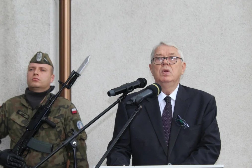 Jarocin. Odsłonięcie tablicy poświęconej kolporterom gazety konspiracyjnej "Dla Ciebie, Polsko" i koncert patriotyczny w JOK-u