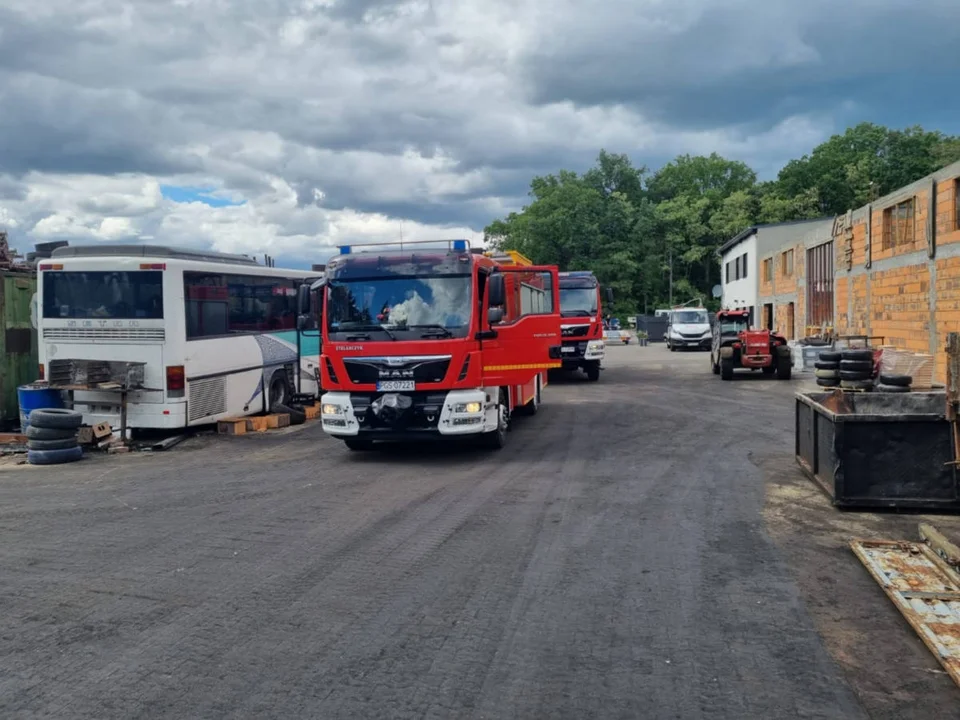 Pożar na stacji demontażu pojazdów w Śmiłowie, gm. Poniec