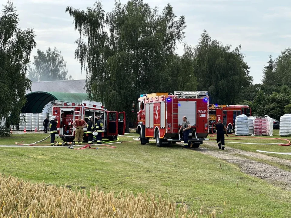 Ogromny pożar hali w gminie Żerków