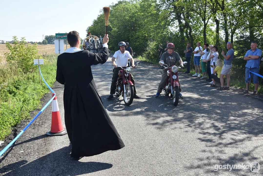 Parada zabytkowych pojazdów podczas dożynek powiatowych na Świętej Górze 2023