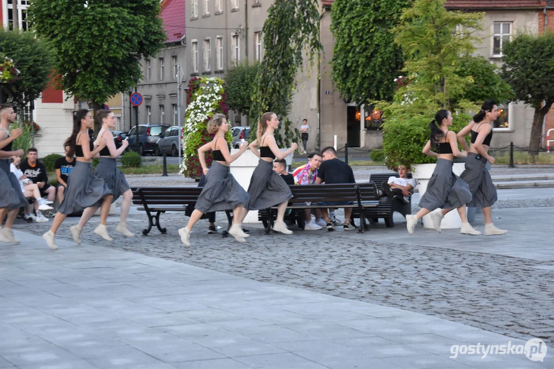 Spektakl teatralny na gostyńskim rynku