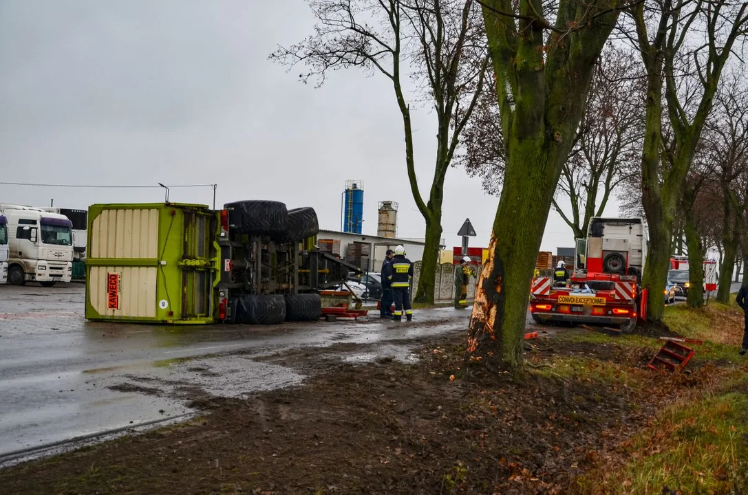 Zdarzenie drogowe na trasie Żerków-Chrzan. Naczepa uderzyła w drzewo