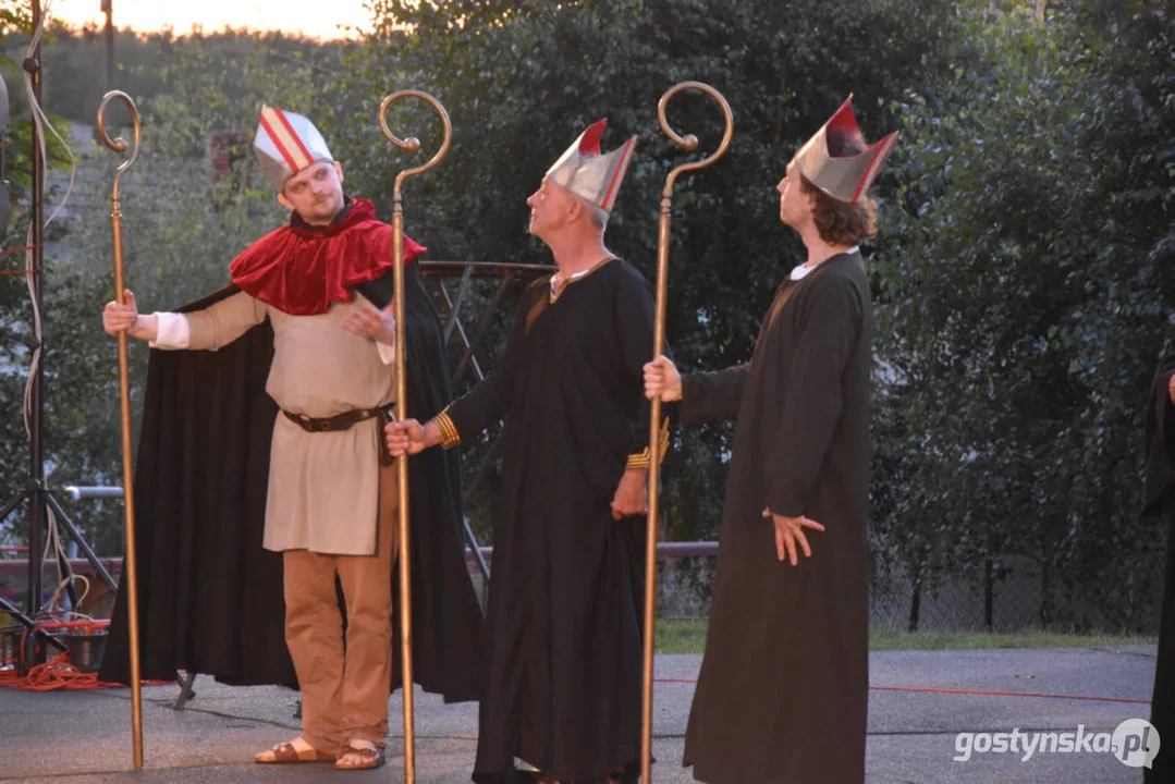 Plenerowy teatr w Piaskach. Niezapomniane przeżycia przy „Zapomnianej historii”, udana zabawa w „Polowanie na motyle”