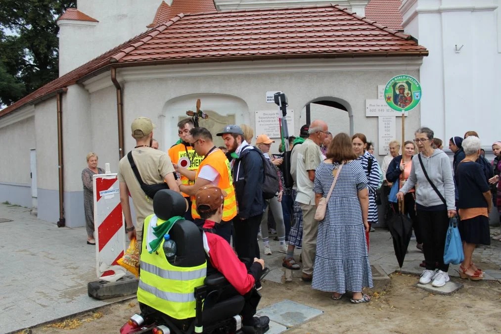 Grupa biało-zielona w drodze z Jarocina na Jasną Górę