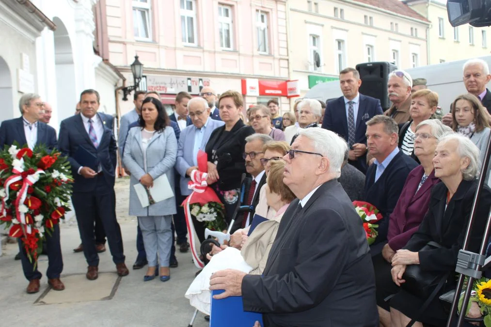 Jarocin. Odsłonięcie tablicy poświęconej kolporterom gazety konspiracyjnej "Dla Ciebie, Polsko" i koncert patriotyczny w JOK-u