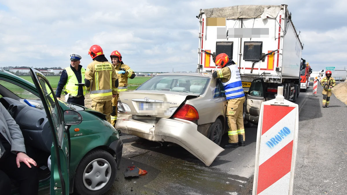 Trzy samochody, cztery osoby, jedna w szpitalu. Wypadek na DW 434 - Zdjęcie główne