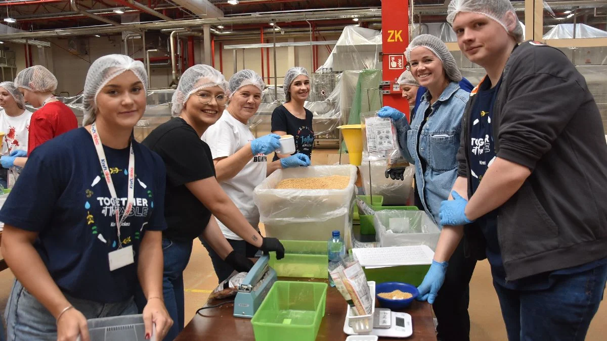 Rise Against Hunger 2025 w Kraft Heinz Pudliszki. Tym razem pracownicy, samorządowcy i proboszcz pakowali posiłki - Zdjęcie główne