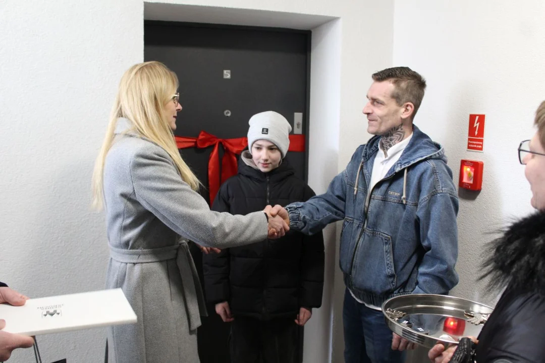 Nowy rozdział dla 11 rodzin. Odebrali klucze do mieszkań czynszowych w Mieszkowie [ZDJĘCIA]