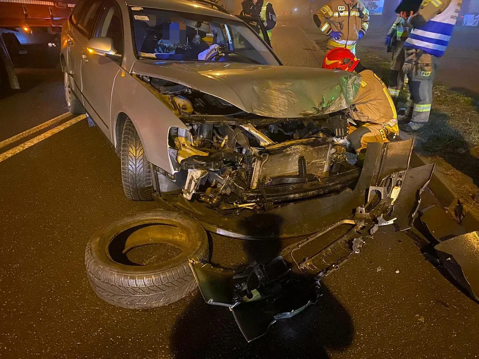 Gostyń. Volkswagen zderzył się z samochodami ciężarowymi.