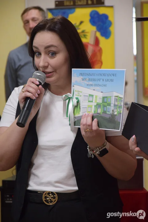 Zakopanie kapsuły czasu z okazji 40-lecia Przedszkola Samorządowego "Pod Świerkami" w Krobi