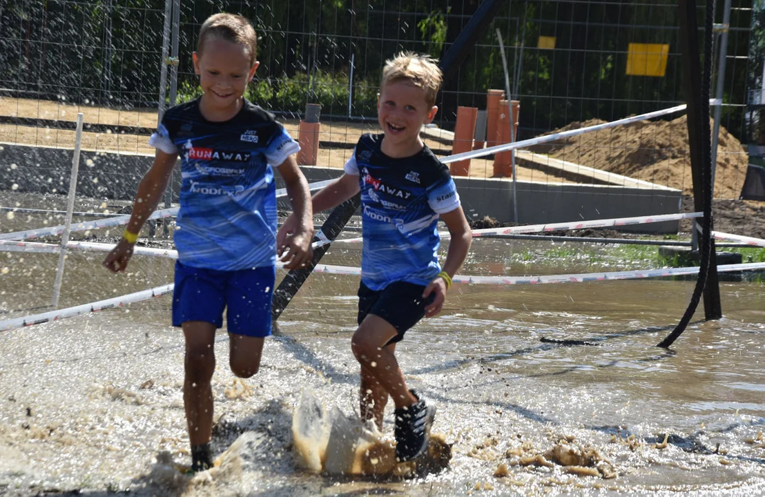 Brudni, zmęczeni, przemoczeni, ale zadowoleni. Pierwszy Runaway Drogbruk Junior w Borku Wlkp. - Zdjęcie główne