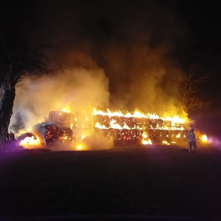 Pożar stogu słomy w Kretkowie - Zdjęcie główne
