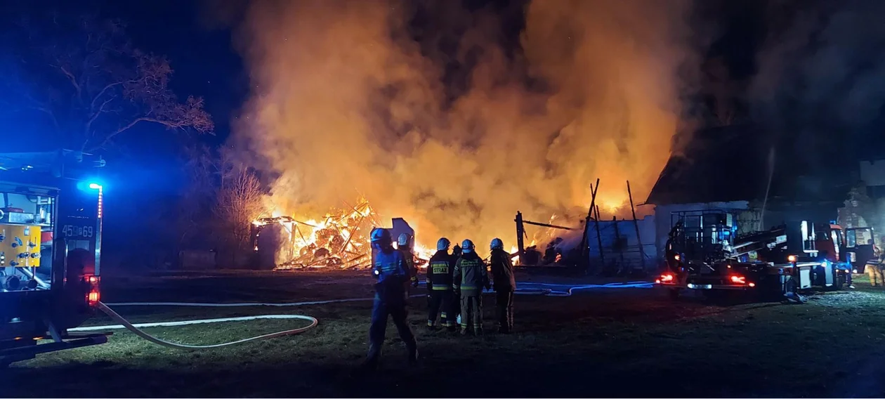 Duży pożar stodoły w Kretkowie gm. Żerków. Strażacy w akcji