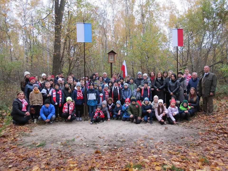 Miejska Górka. Patriotyczna uroczystość w lesie - Zdjęcie główne