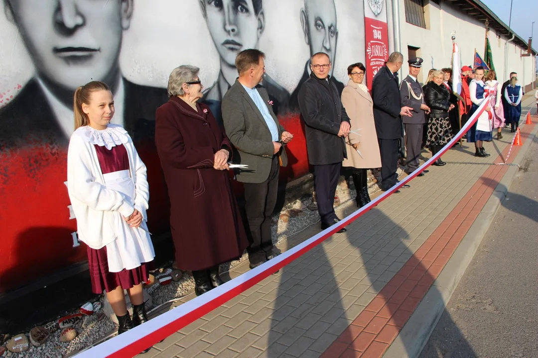 Mural upamiętniający zrzut broni dla Armii Krajowej odsłonięto w Czerminie w ubiegłym roku