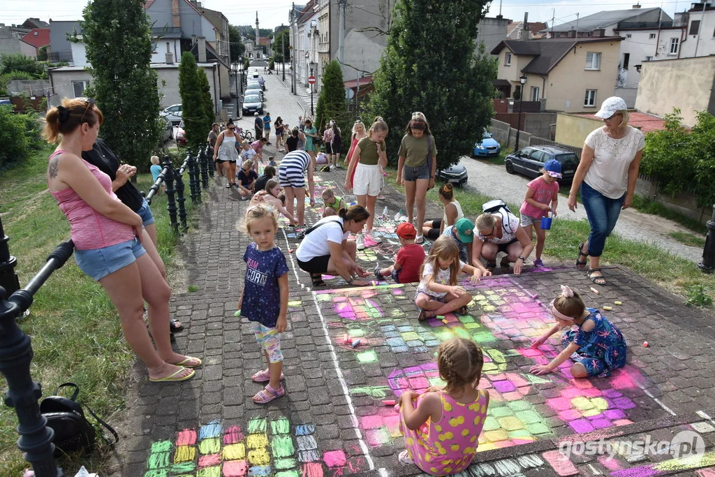 Dzieci z Gostynia malowały schody na Górę Zamkową