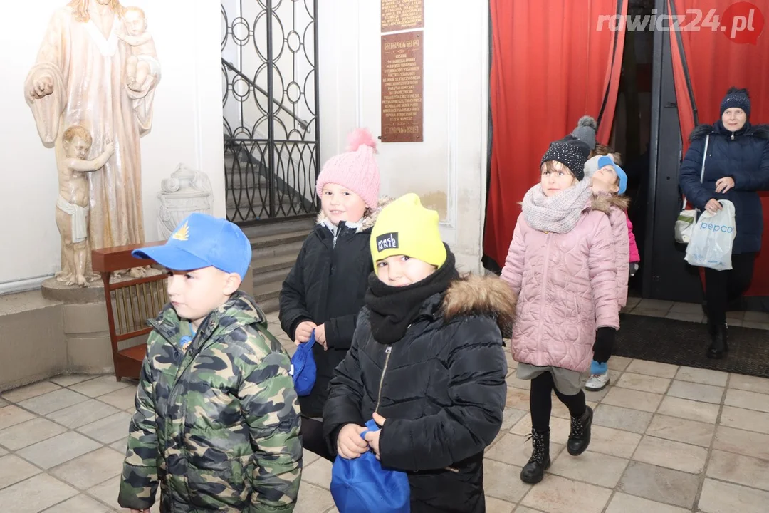 Betlejemskie Światło Pokoju w parafii pw. św. Andrzeja Boboli w Rawiczu