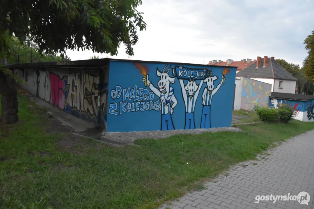 Kolejne grafy gostyńskich fanatyków „Kolejorza”. Murale ozdobiły garaże, a tym samym plac zabaw dla dzieci