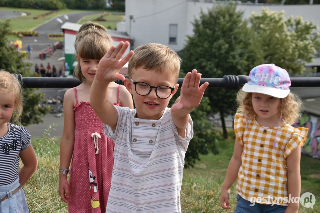 Dzieci z Gostynia malowały schody na Górę Zamkową