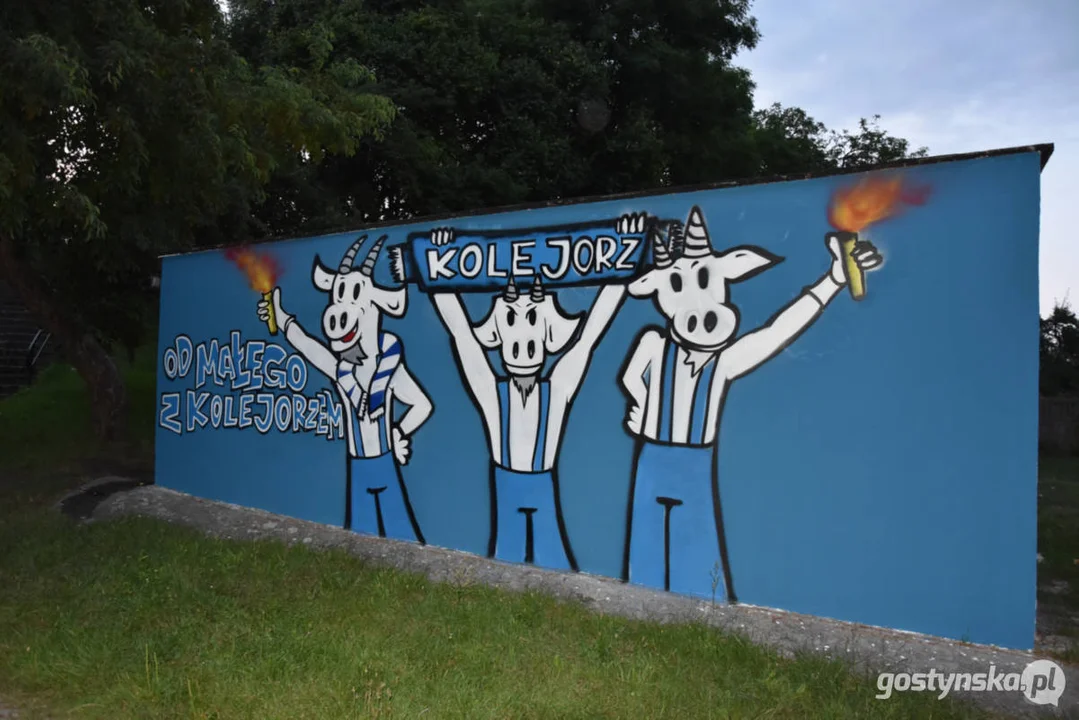 Kolejne grafy gostyńskich fanatyków „Kolejorza”. Murale ozdobiły garaże, a tym samym plac zabaw dla dzieci