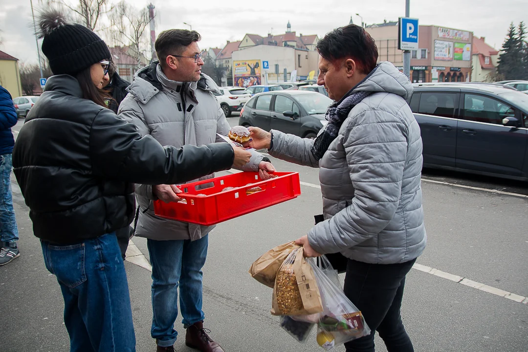 Przedwyborczy tłusty czwartek w Jarocinie. Kandydat PO KO na burmistrza i kandydaci Ziemi Jarocińskiej rozdawali pączki