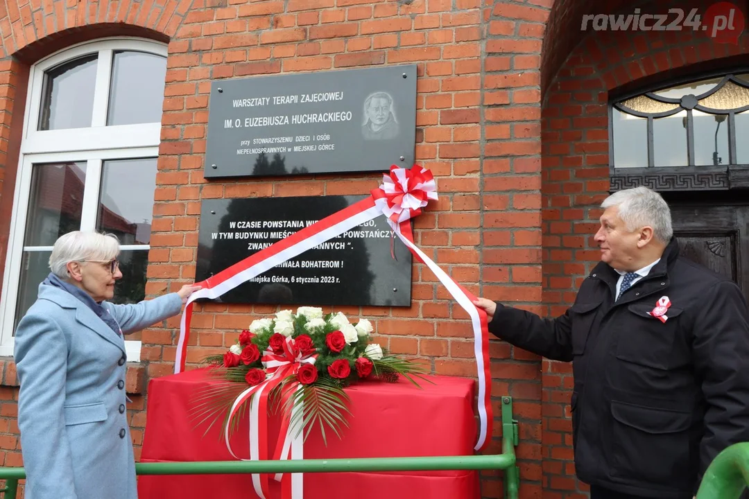 Miejska Górka. Odsłonięcie tablicy pamiątkowej na budynku WTZ