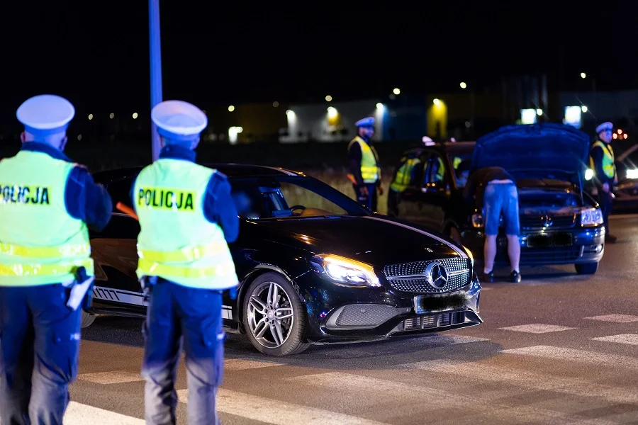 Ponad 1000 aut i kilka tysięcy osób na nocnych lotach samochodowych w Poznaniu. Do akcji wkroczyła policja