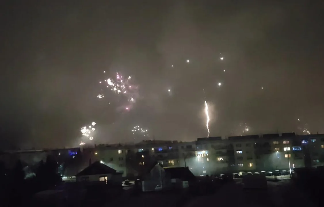 Nagrał nocny pokaz fajerwerków nad miastem. Pokazał film i apeluje [WIDEO]