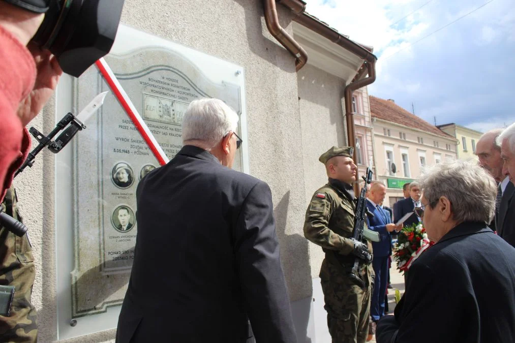 Jarocin. Odsłonięcie tablicy poświęconej kolporterom gazety konspiracyjnej "Dla Ciebie, Polsko" i koncert patriotyczny w JOK-u