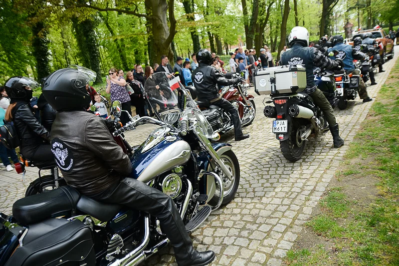 Wystawa zabytkowych pojazdów w Jarocinie z okazji Święta Flagi