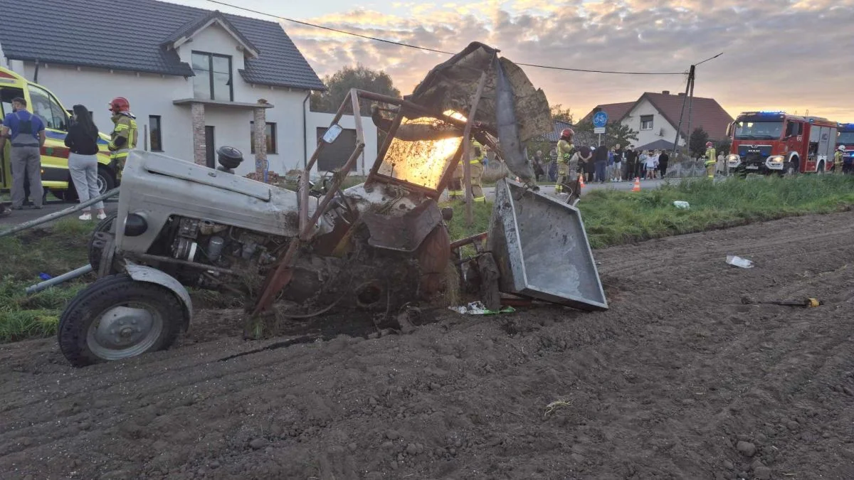 Po zderzeniu w Ludwinowie ciągnik dosłownie rozpadł się na części