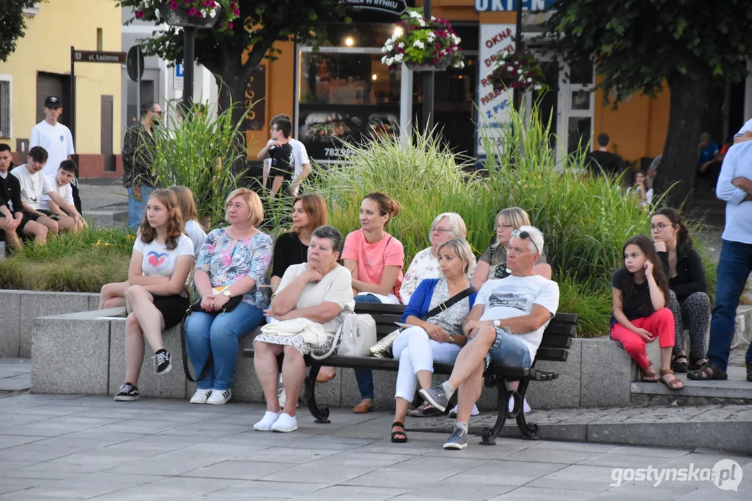 Spektakl teatralny na gostyńskim rynku