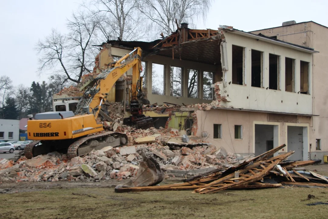 Trwa wyburzanie remizy OSP w Gołuchowie [ZDJĘCIA] - Zdjęcie główne