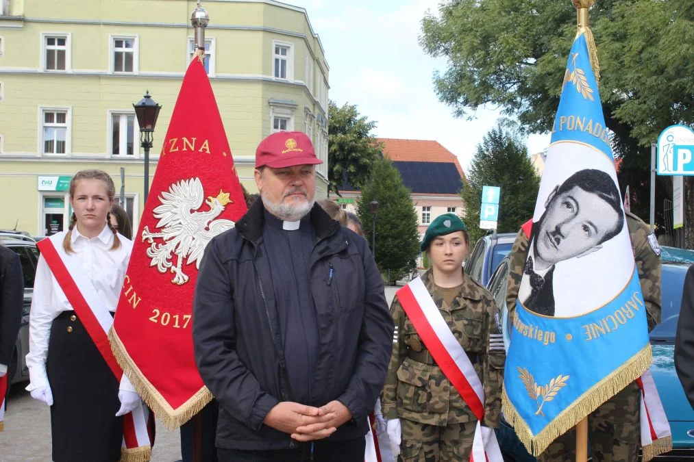 Jarocin. Odsłonięcie tablicy poświęconej kolporterom gazety konspiracyjnej "Dla Ciebie, Polsko" i koncert patriotyczny w JOK-u