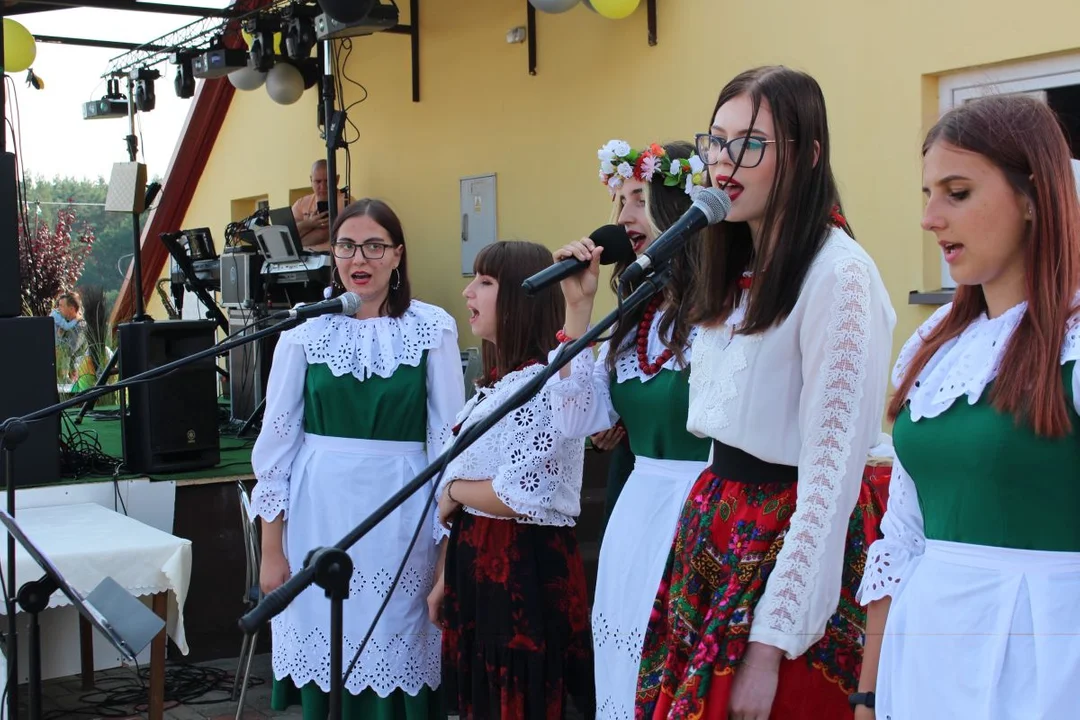 Tłumy na dożynkach wiejskich w Twardowie