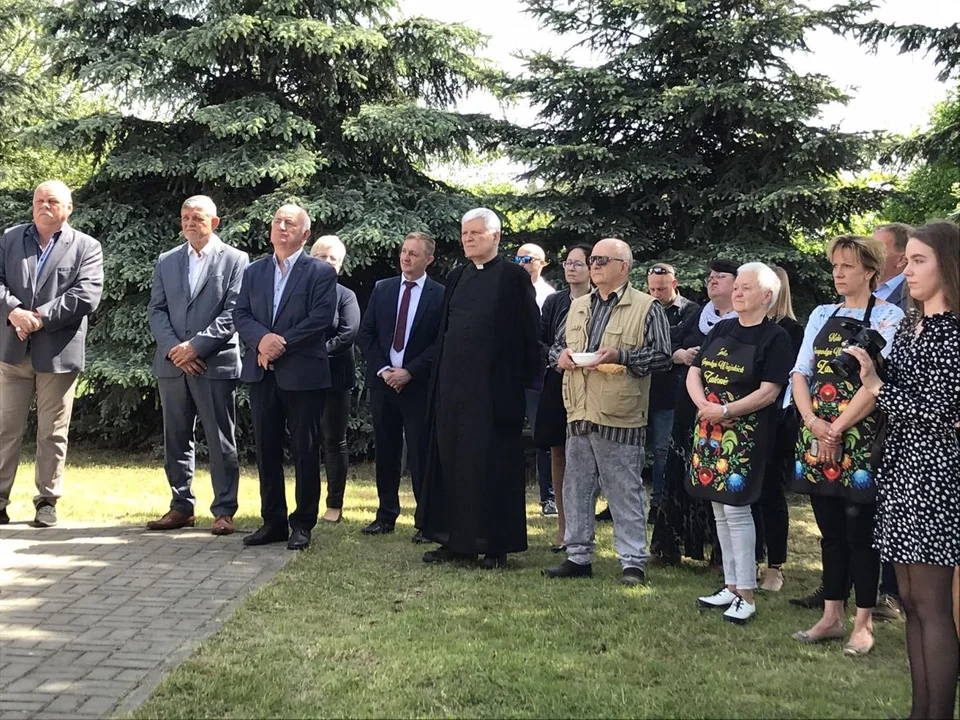 Otwarcie drogi Zalesie-Osiek. Na miejscu pojawili się minister Marlena Maląg i poseł Jan Mosiński - Zdjęcie główne