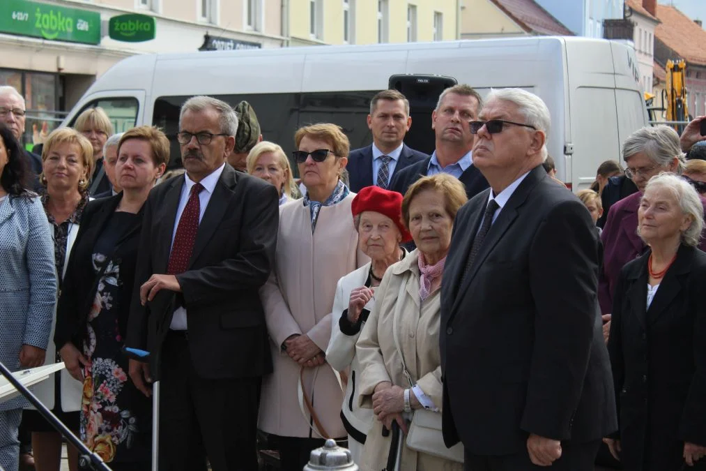 Jarocin. Odsłonięcie tablicy poświęconej kolporterom gazety konspiracyjnej "Dla Ciebie, Polsko" i koncert patriotyczny w JOK-u