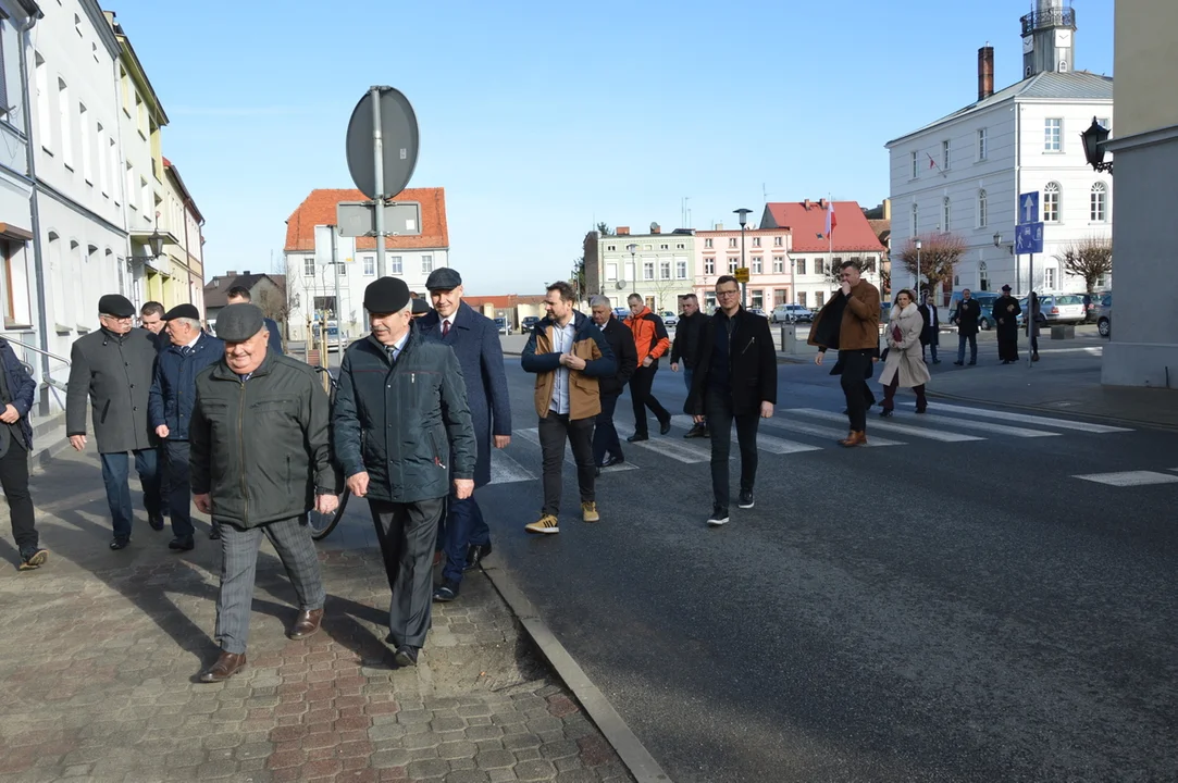 Otwarcie rynku w Jutrosinie z udziałem przedstawicieli samorządów, wojewody i parlamentu