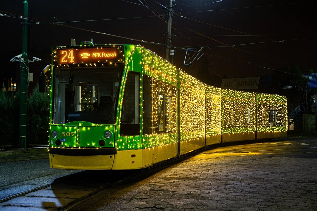 Świąteczny tramwaj w Poznaniu. Rozświetlona ,,bimba" zawiezie Was na Jarmark - Zdjęcie główne